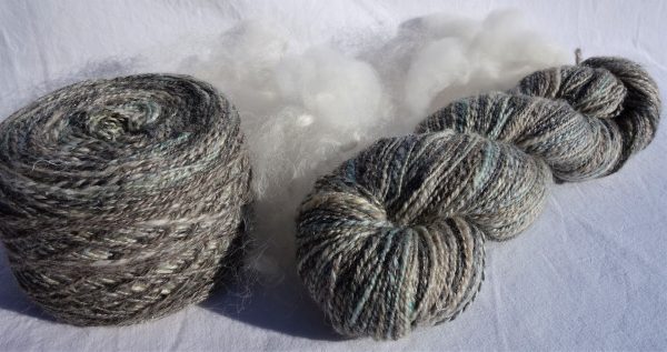 Mélange de laine, grise, blanche, bleue. Teinture écoresponsable. 373-374-375-376