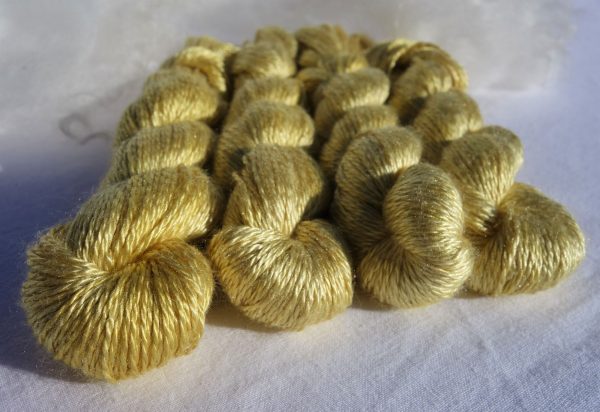662-663-664-665 Echevettes de soie maulbère, teinture dahlia, 100 m. Broderie, tricot, crochet.