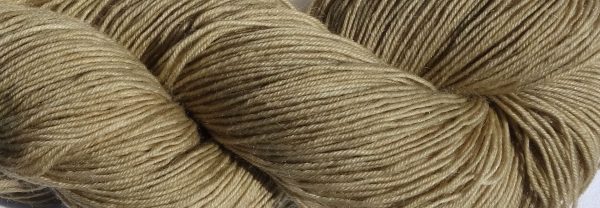 1223-1224 Laine mérinos, mohair et nylon. Teinture végétale solidage. fingering