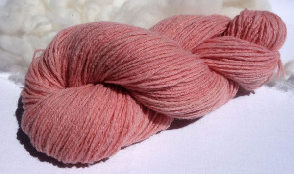1098 Laine d'agneau des près salés, Normandie. Teinture lac-dye. Produit Français.