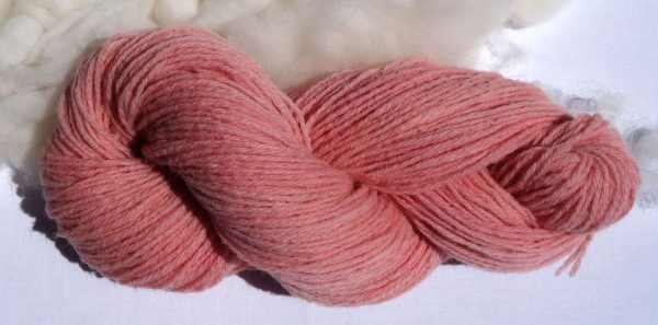 1098 Laine d'agneau des près salés, Normandie. Teinture lac-dye. Produit Français.