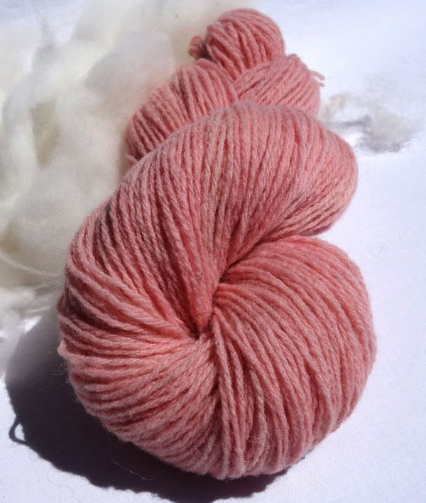 1098 Laine d'agneau des près salés, Normandie. Teinture lac-dye. Produit Français.