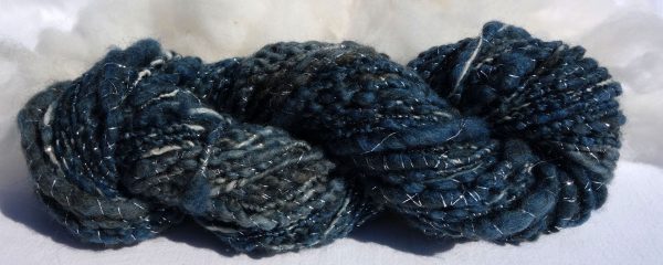 Laine filée au rouet. Laine mérinos, BFL Teinture végétale indigo. 298