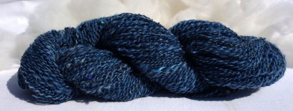 Laine filée au rouet avec des perles. Laine mérinos, mohair, soie. Indigo. 335