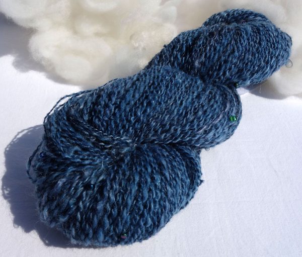 Laine filée au rouet avec des perles. Laine mérinos, mohair, soie. Indigo. 335