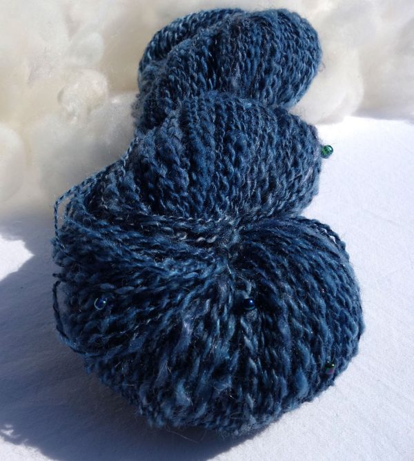 Laine filée au rouet avec des perles. Laine mérinos, mohair, soie. Indigo. 335