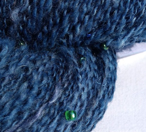 Laine filée au rouet avec des perles. Laine mérinos, mohair, soie. Indigo. 335