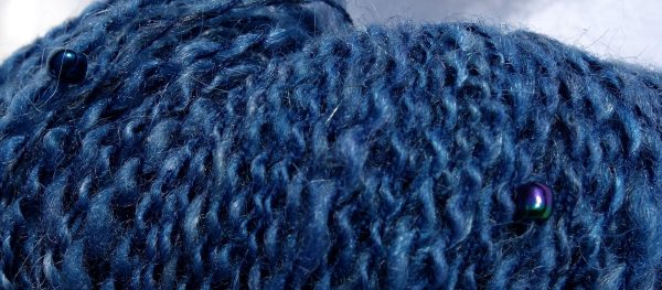 Laine filée au rouet avec des perles. Laine mérinos, mohair, soie. Indigo. 335