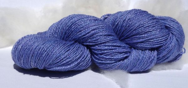 Laine filée au rouet, mérinos, baby lama et fibres de rose. 515-516