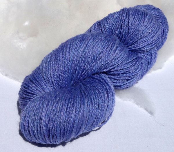 Laine filée au rouet, mérinos, baby lama et fibres de rose. 515-516