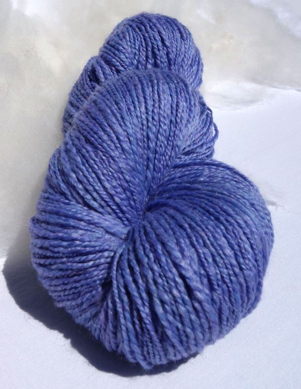 Laine filée au rouet, mérinos, baby lama et fibres de rose. 515-516