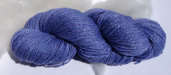 Laine filée au rouet, mérinos, baby lama et fibres de rose. 515-516