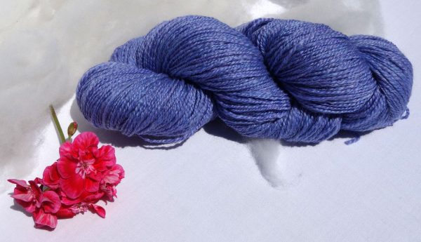 Laine filée au rouet, mérinos, baby lama et fibres de rose. 515-516