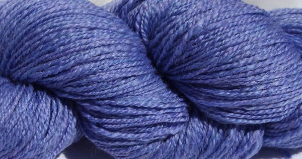 Laine filée au rouet, mérinos, baby lama et fibres de rose. 515-516