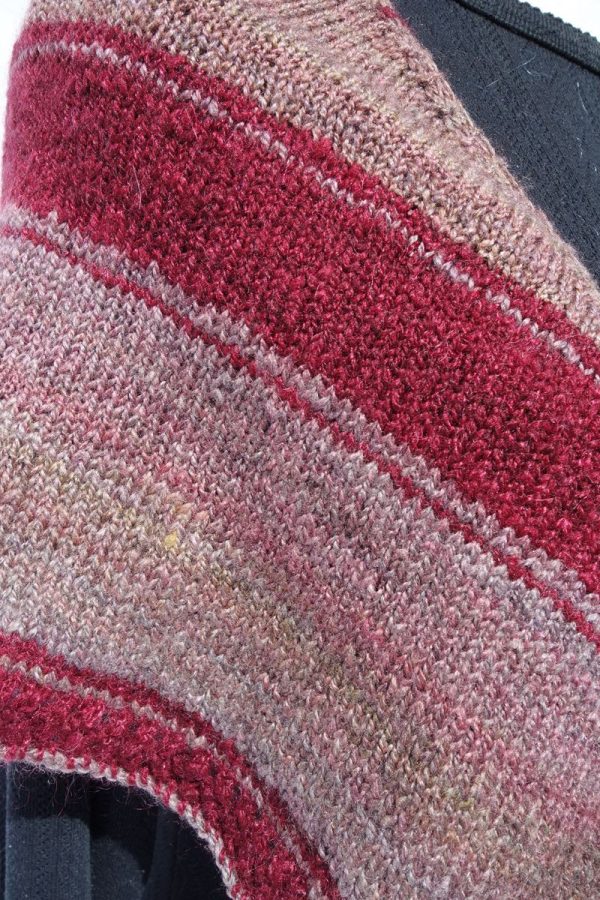 Châle en laine filée main – rouge et beige. 753