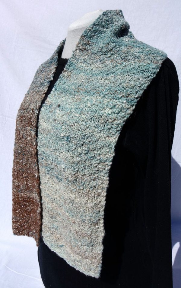 Echarpe en dégradé, du bleu au marron, filée et tricotée main. 763
