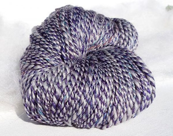 Laine filée qu rouet. Fibres mérinos, soie, lin. Violet. 1437-1438