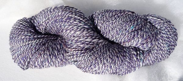 Laine filée qu rouet. Fibres mérinos, soie, lin. Violet. 1437-1438