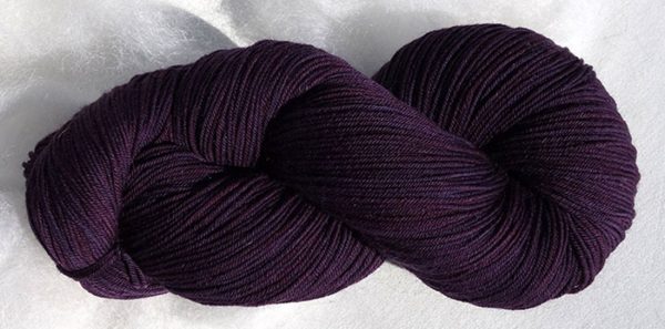 Laine mérinos superwash. Fingering. Teintures végétales indigo, lac-dye. Violet. 1474