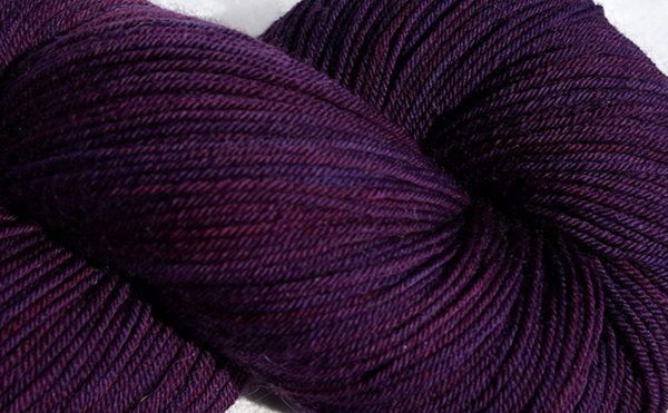 Laine mérinos superwash. Fingering. Teintures végétales indigo, lac-dye. Violet. 1474
