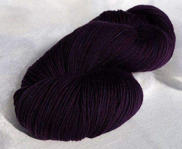 Laine mérinos superwash. Fingering. Teintures végétales indigo, lac-dye. Violet. 1474