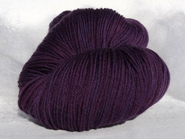 Laine mérinos superwash. Fingering. Teintures végétales indigo, lac-dye. Violet. 1474
