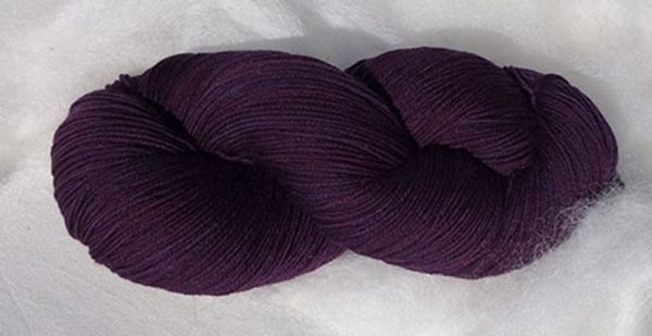 Laine mérinos superwash. Fingering. Teintures végétales indigo, lac-dye. Violet. 1474