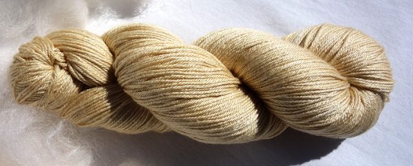 Laine mérinos et soie - teinture végétale gaude 1594. 1598